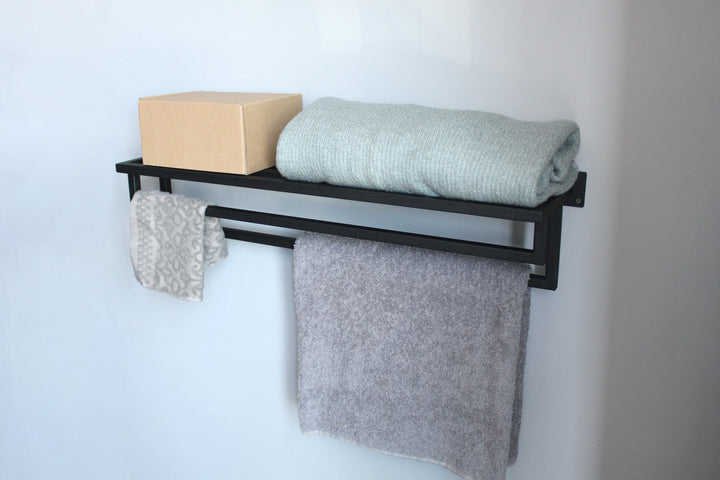 Freestanding -towel-rack-with-multiple-bars-for-hanging-towels-sturdy-metal-frame-modern-design,-ideal-for-bathrooms