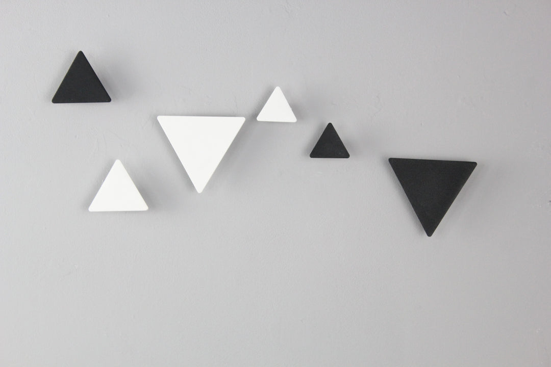 Metal-wall-hooks-that-combine-aesthetics-and-practicality-for-an-organized-space
